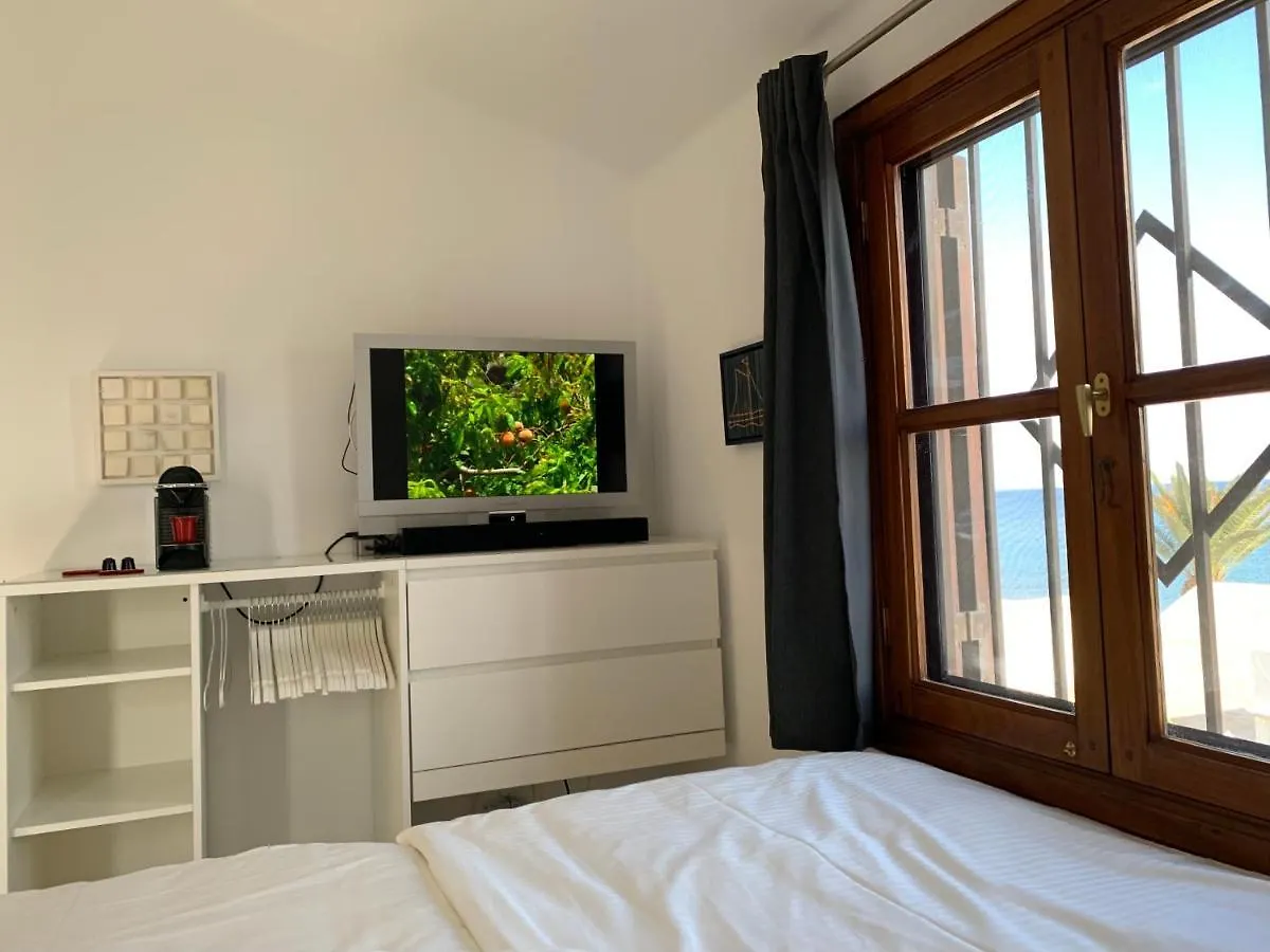 Pequeño Paraíso Lanzarote, modernes Ferienhaus am Meer für 4 Playa Honda  Сasa de vacaciones